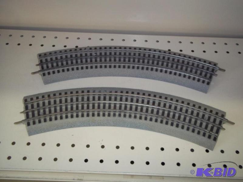 lot 114 image: 2 - Curved Lionel FasTrack O Gauge...