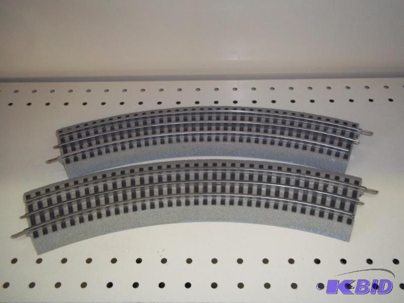 lot 115 image: 2 - Curved Lionel FasTrack O Gauge...