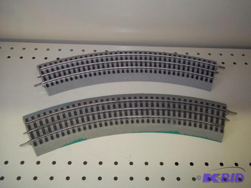 lot 116 image: 2 - Curved Lionel FasTrack O Gauge...