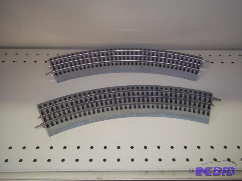 lot 117 image: 2 - Curved Lionel FasTrack O Gauge...