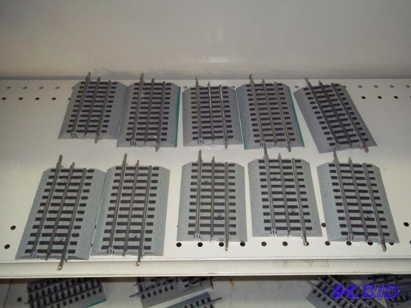 lot 118 image: 10- 5" Lionel FasTrack O Gauge...