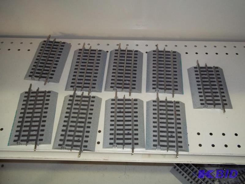 lot 119 image: 9- 5" Lionel FasTrack O Gauge...