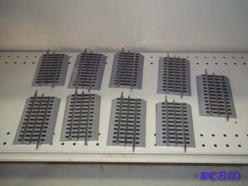 lot 120 image: 9- 5" Lionel FasTrack O Gauge...