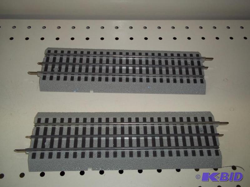 lot 121 image: 2- 10" Insulated  Lionel FasTrack O...