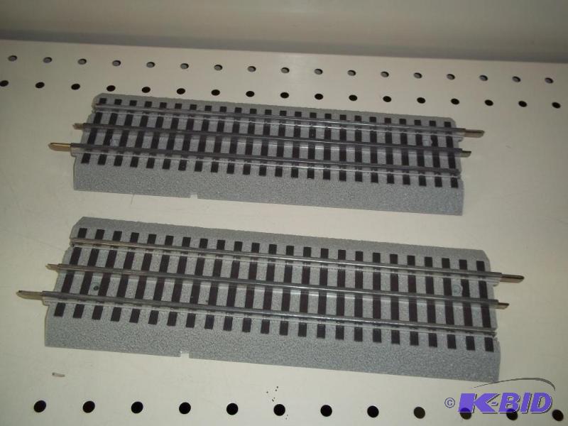 lot 122 image: 2- 10" Insulated Lionel FasTrack O Gauge...