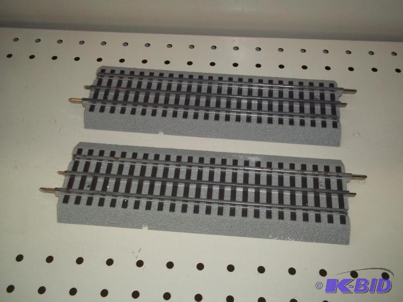 lot 123 image: 2- 10" Insulated Lionel FasTrack O Gauge...