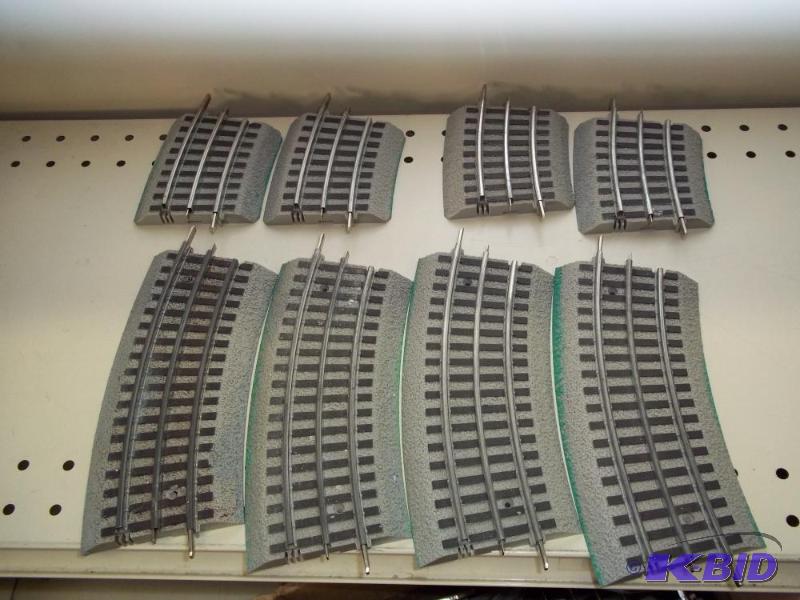 lot 124 image: 4 - 7" Curved Lionel FasTrack O Gauge an...
