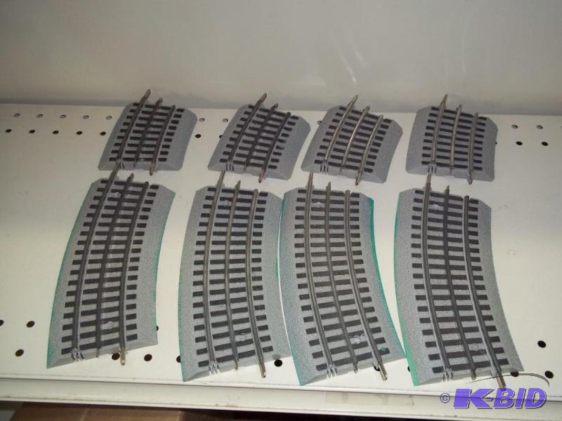 lot 125 image: 4 - 7" Curved Lionel FasTrack O Gauge an...
