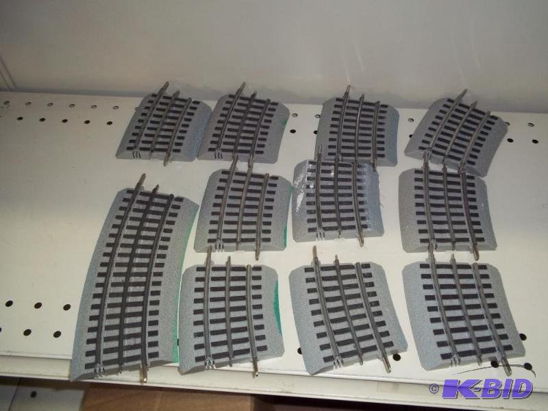lot 126 image: 1 - 7" Curved Lionel FasTrack O Gauge an...
