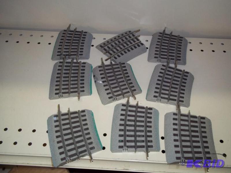 lot 127 image: 9 - 3" Curved Lionel FasTrack O Gauge...