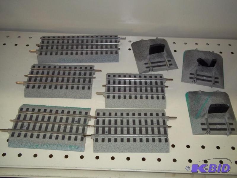 lot 128 image: 5 - 5"  Lionel FasTrack O Gauge and...