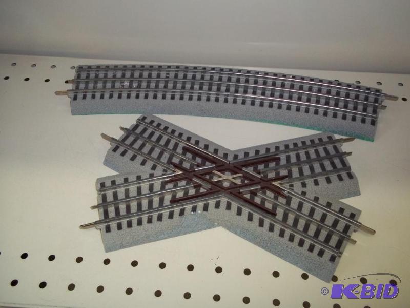 lot 130 image: X Lionel FasTrack O Gauge and one curved trac...