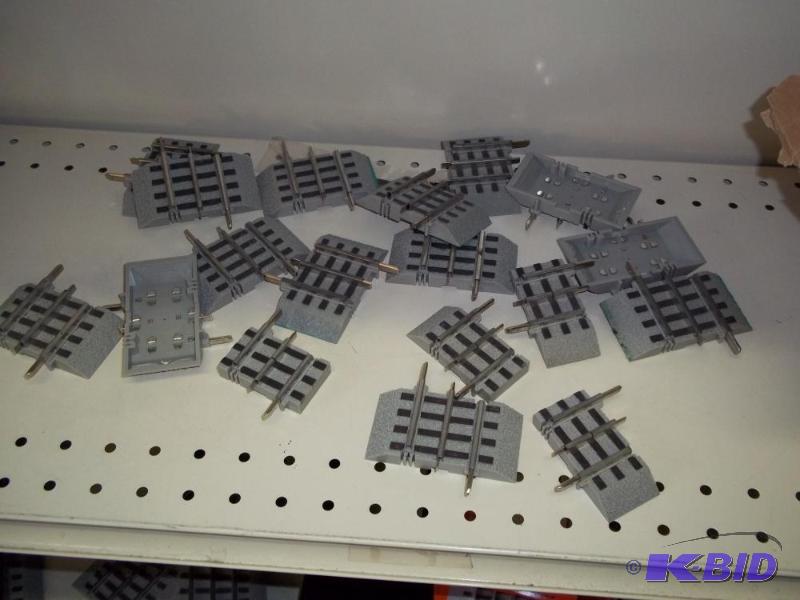 lot 134 image: Lionel FasTrack O Gauge track pieces...