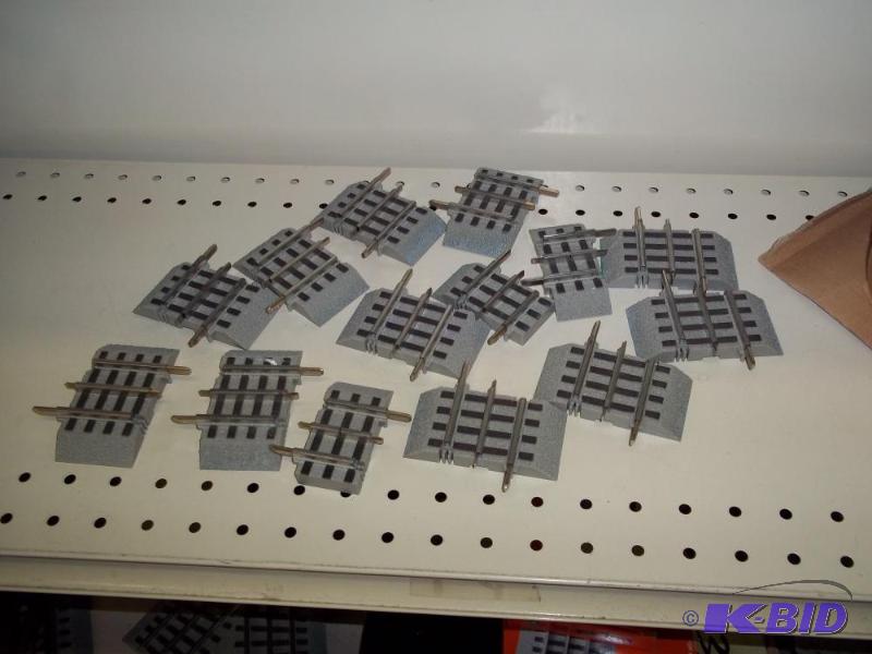 lot 135 image: Lionel FasTrack O Gauge track pieces...