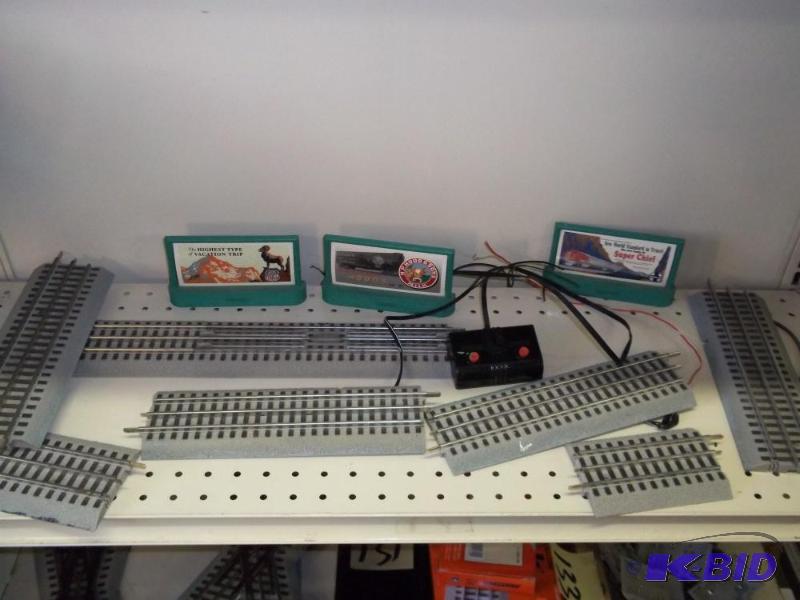 lot 137 image: Lionel FasTrack O Gauge track pieces...