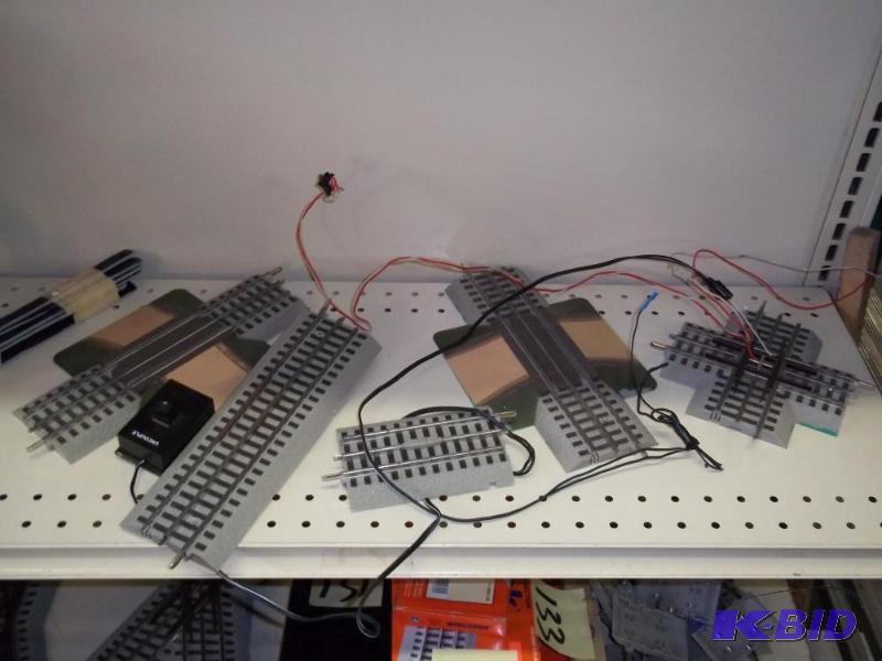 lot 138 image: Lionel FasTrack O Gauge track pieces...