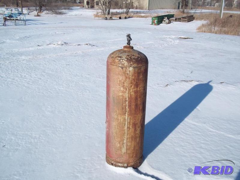 lot 172 image: 100# Propane Tank...