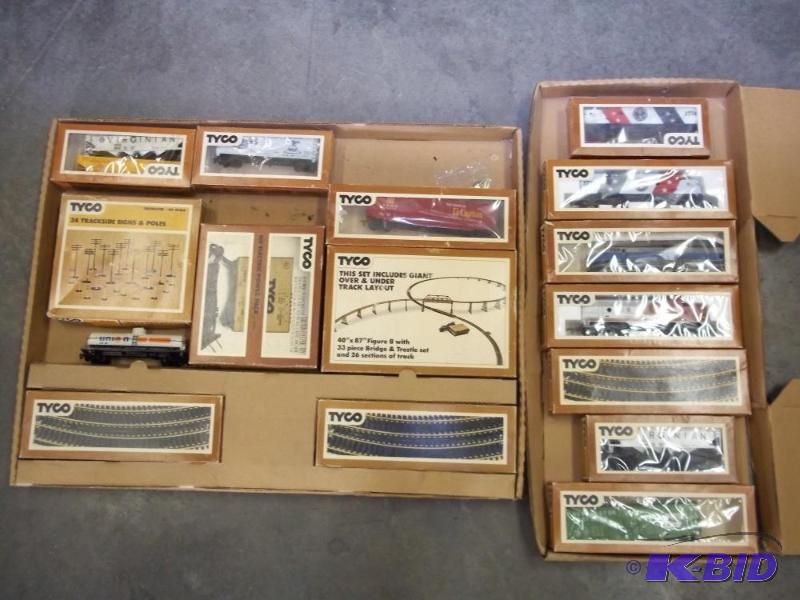 lot 177 image: 1970s vintage TYCO Train set HO Scale with 4...