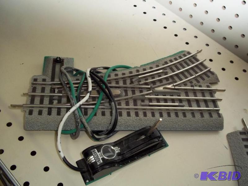 lot 35 image: Lionel Remote Switch O Gauge  ...