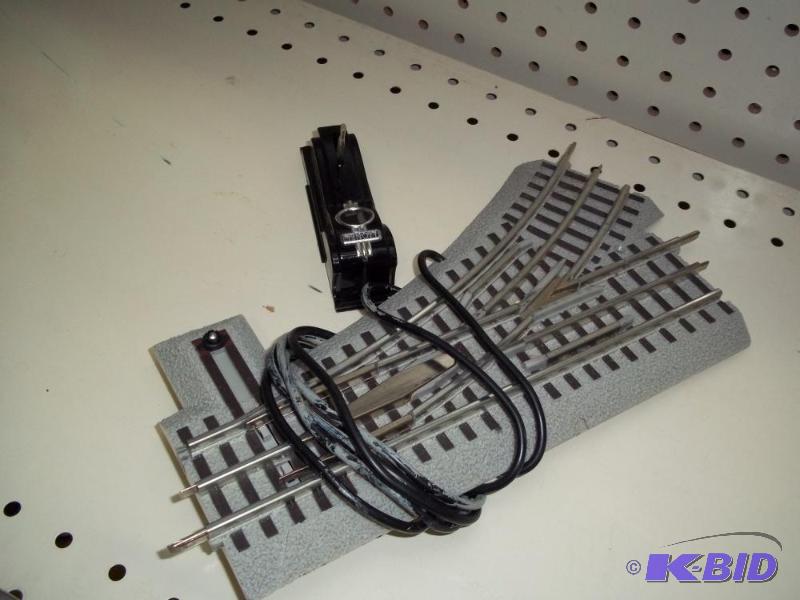 lot 37 image: Lionel Remote Switch O Gauge...