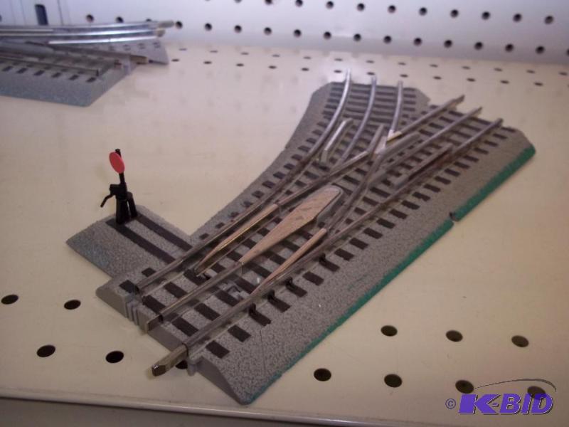 lot 53 image: Lionel Manual Switch O Gauge...