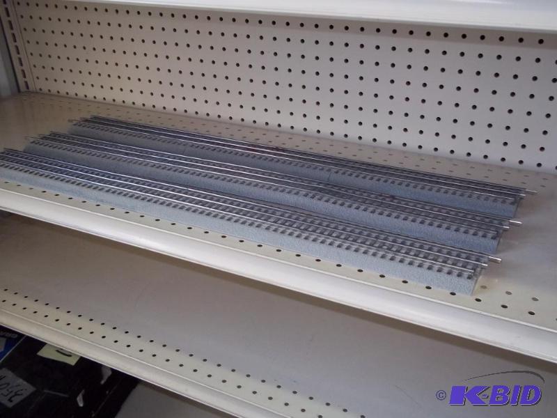 lot 60 image: 3 - 36" Lionel FasTrack O Gauge...