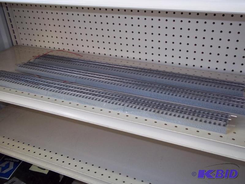 lot 61 image: 3 - 36" Lionel FasTrack O Gauge...