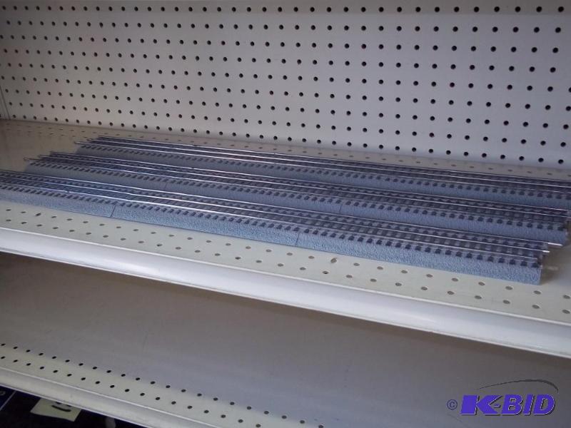 lot 62 image: 3 - 36" Lionel FasTrack O Gauge...