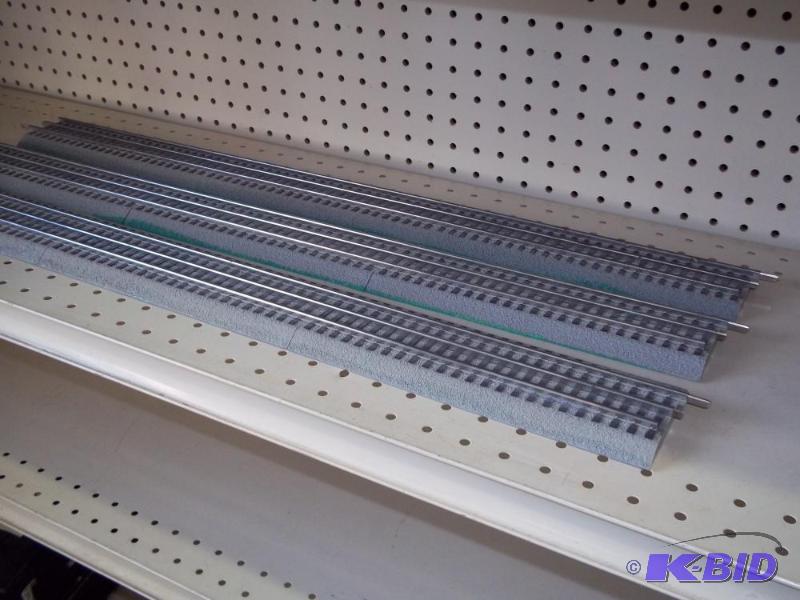 lot 63 image: 3 - 36" Lionel FasTrack O Gauge...