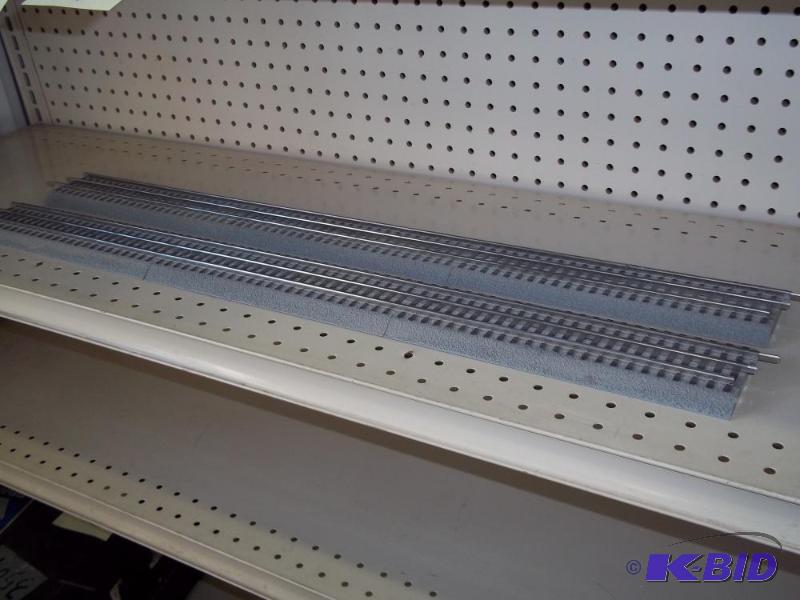 lot 64 image: 2 - 36" Lionel FasTrack O Gauge...