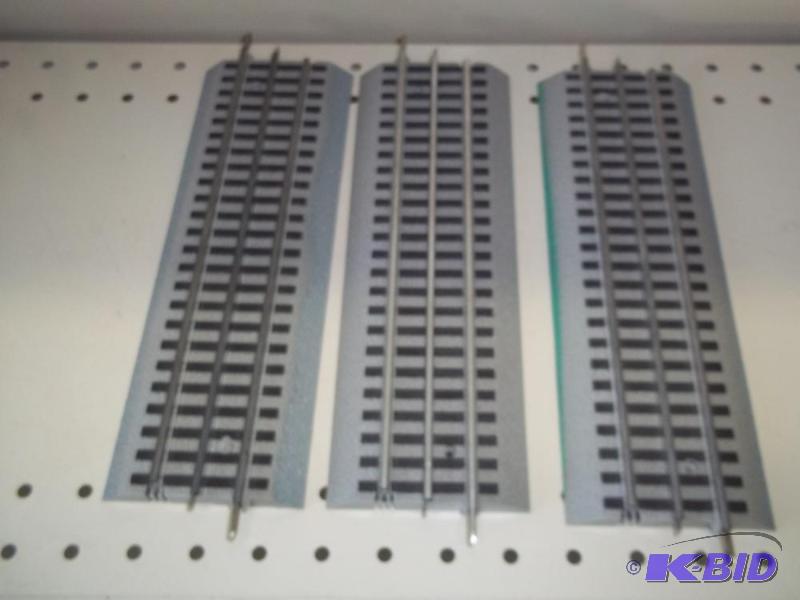 lot 66 image: 3 - 10" Lionel FasTrack O Gauge...