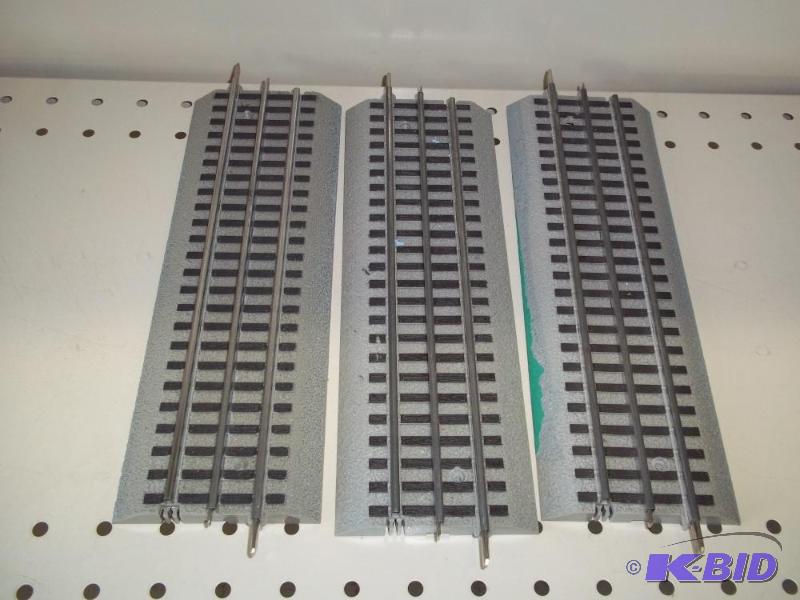 lot 67 image: 3 - 10" Lionel FasTrack O Gauge...