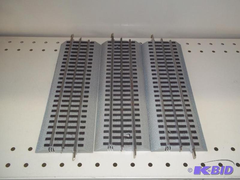 lot 68 image: 3 - 10" Lionel FasTrack O Gauge...
