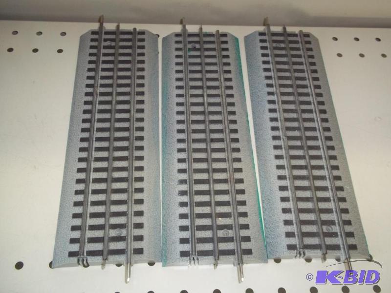 lot 69 image: 3 - 10" Lionel FasTrack O Gauge...