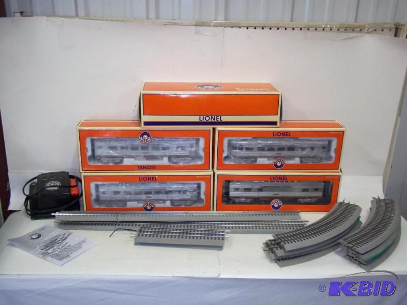 lot 7 image: Lionel Santa Fe diesel Train-and four passeng...