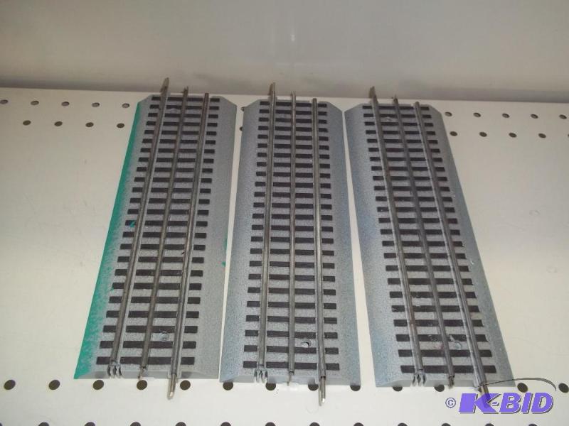 lot 70 image: 3 - 10" Lionel FasTrack O Gauge...