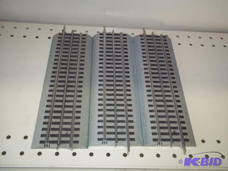 lot 71 image: 3 - 10" Lionel FasTrack O Gauge...