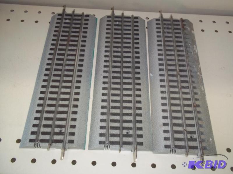lot 72 image: 3 - 10" Lionel FasTrack O Gauge...