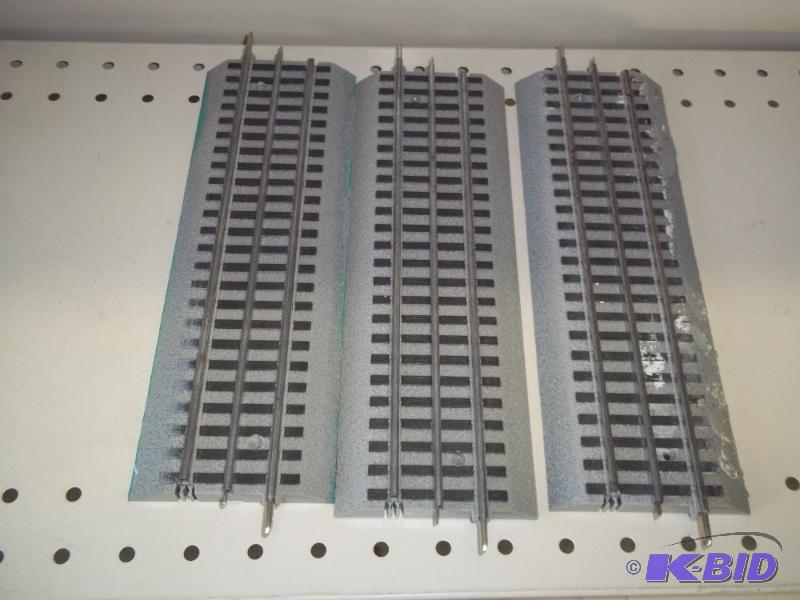 lot 73 image: 3 - 10" Lionel FasTrack O Gauge...