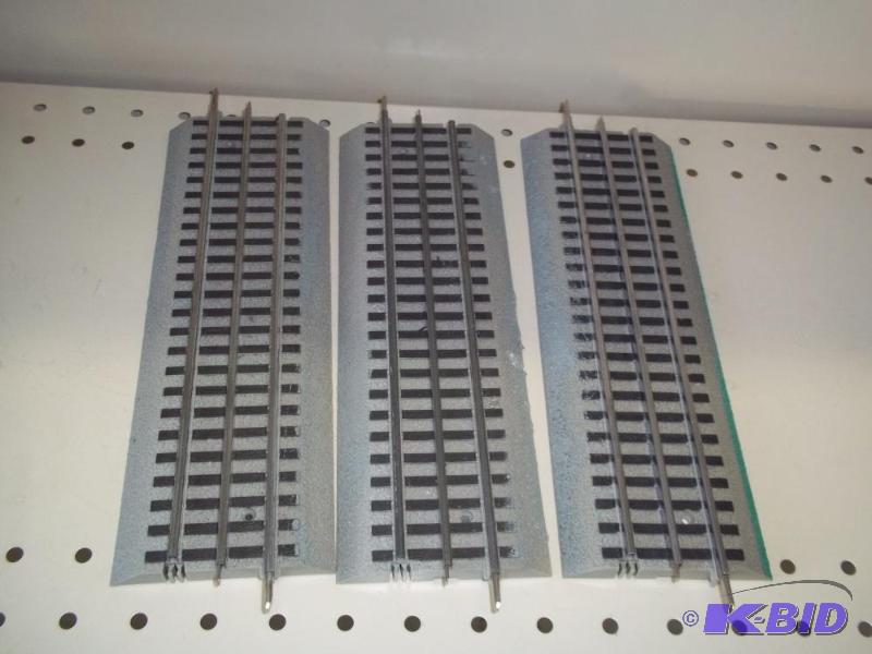 lot 74 image: 3 - 10" Lionel FasTrack O Gauge...