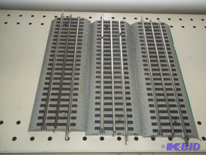 lot 76 image: 3 - 10" Lionel FasTrack O Gauge...