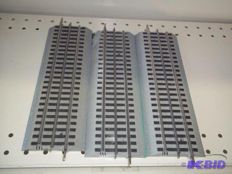 lot 77 image: 3 - 10" Lionel FasTrack O Gauge...