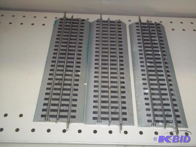 lot 79 image: 3 - 10" Lionel FasTrack O Gauge...