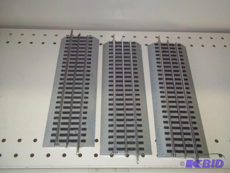 lot 80 image: 3 - 10" Lionel FasTrack O Gauge...