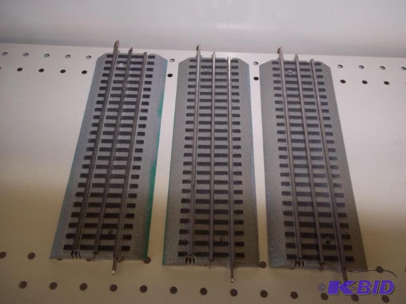 lot 81 image: 3 - 10" Lionel FasTrack O Gauge...