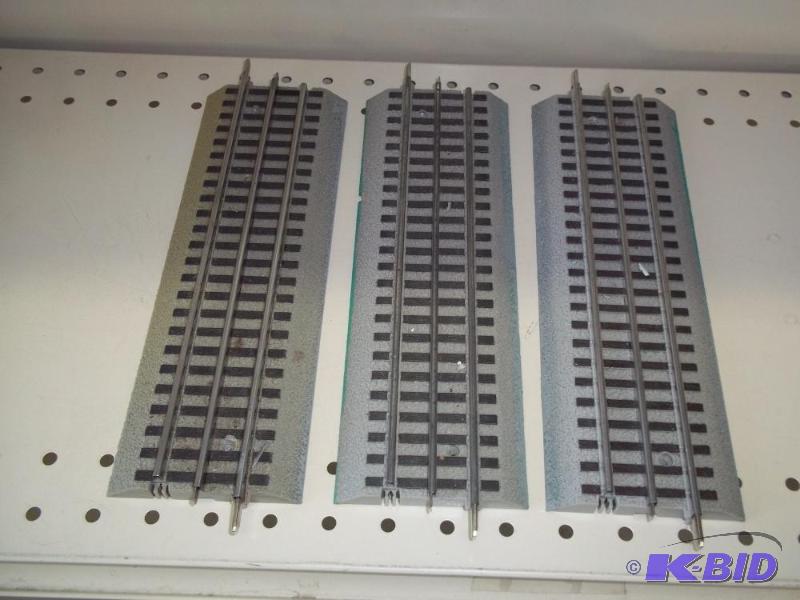 lot 82 image: 3 - 10" Lionel FasTrack O Gauge...