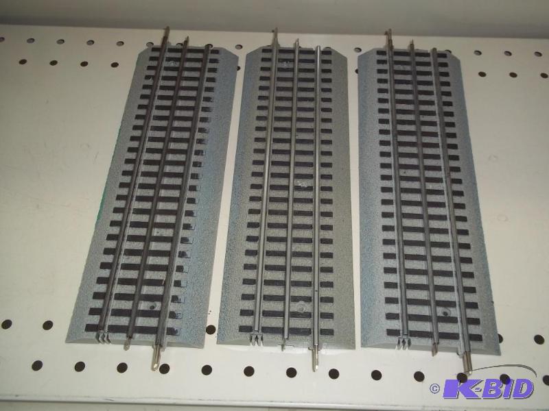 lot 83 image: 3 - 10" Lionel FasTrack O Gauge...