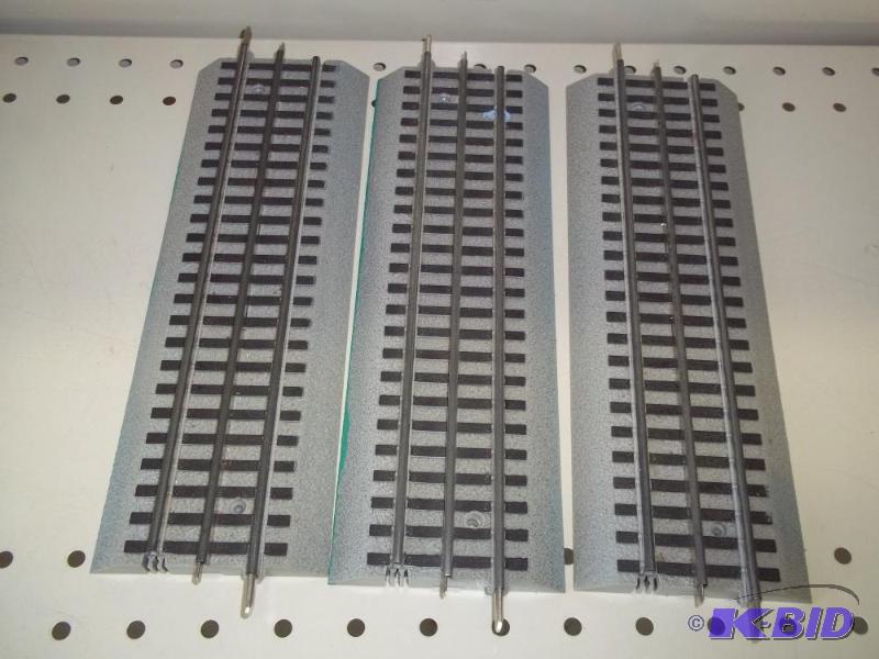 lot 84 image: 3 - 10" Lionel FasTrack O Gauge...