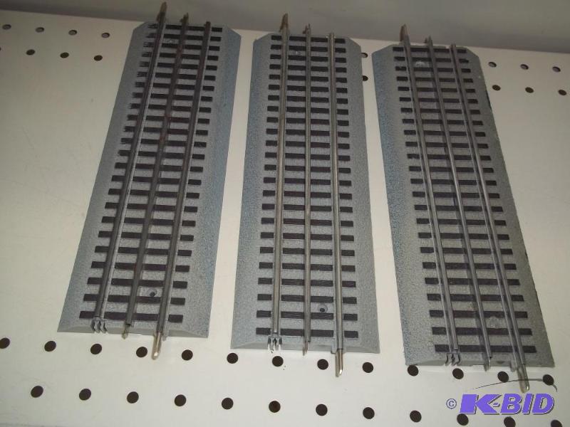 lot 85 image: 3 - 10" Lionel FasTrack O Gauge...