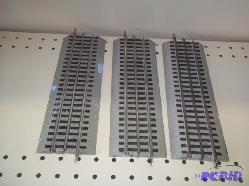 lot 86 image: 3 - 10" Lionel FasTrack O Gauge...